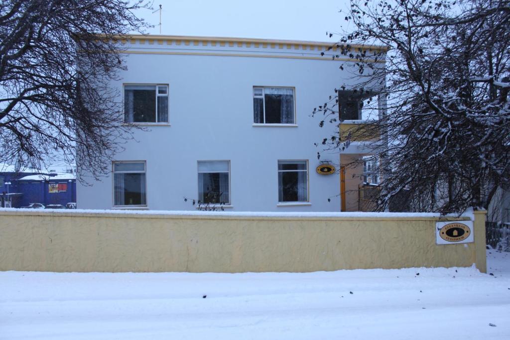 Gula Villan Guesthouse Akureyri Exteriör bild