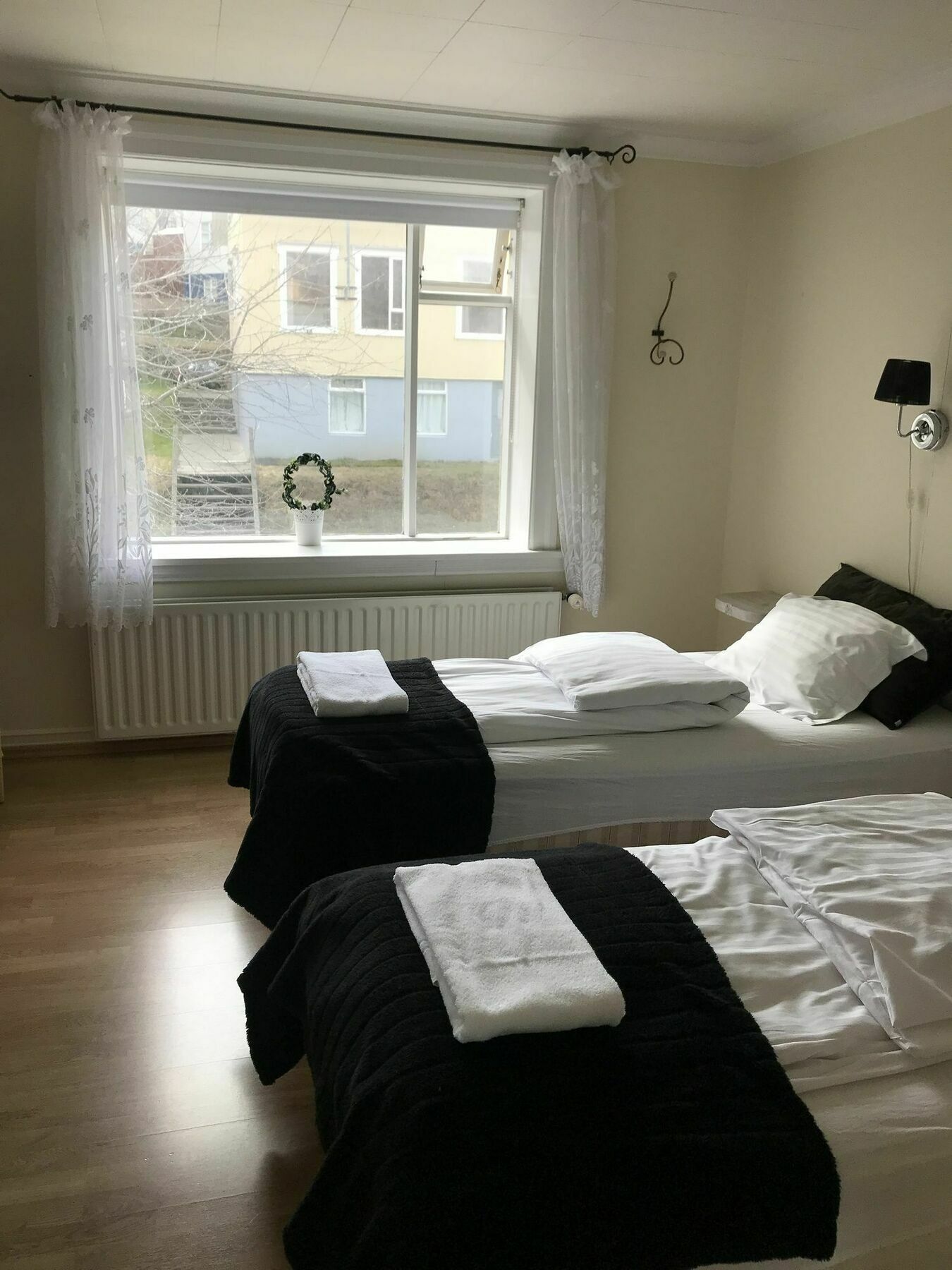 Gula Villan Guesthouse Akureyri Exteriör bild