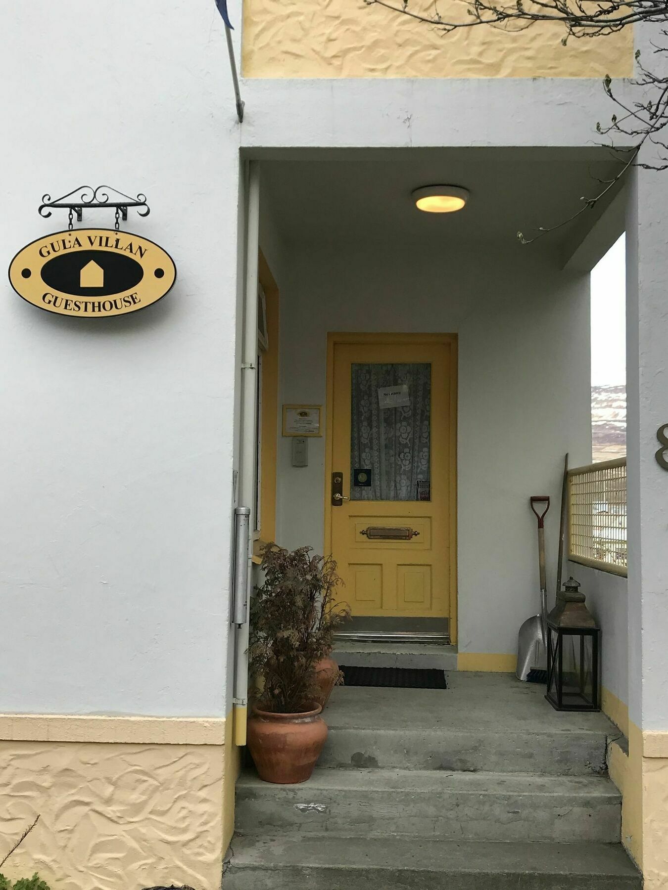 Gula Villan Guesthouse Akureyri Exteriör bild